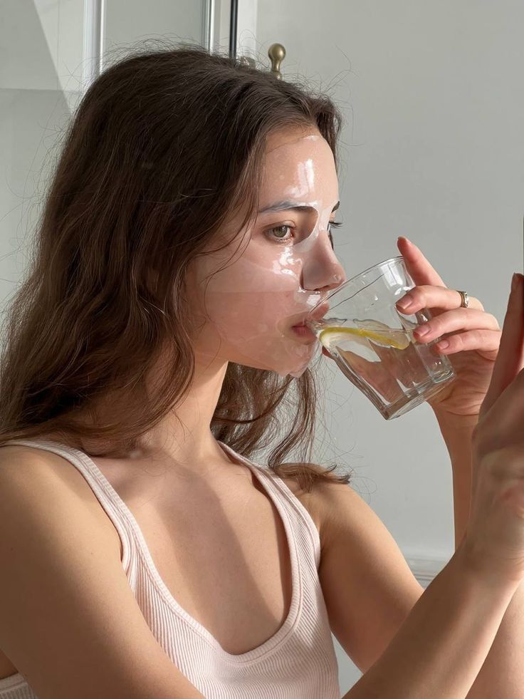 Uống đủ nước giúp da căng bóng và trẻ trung