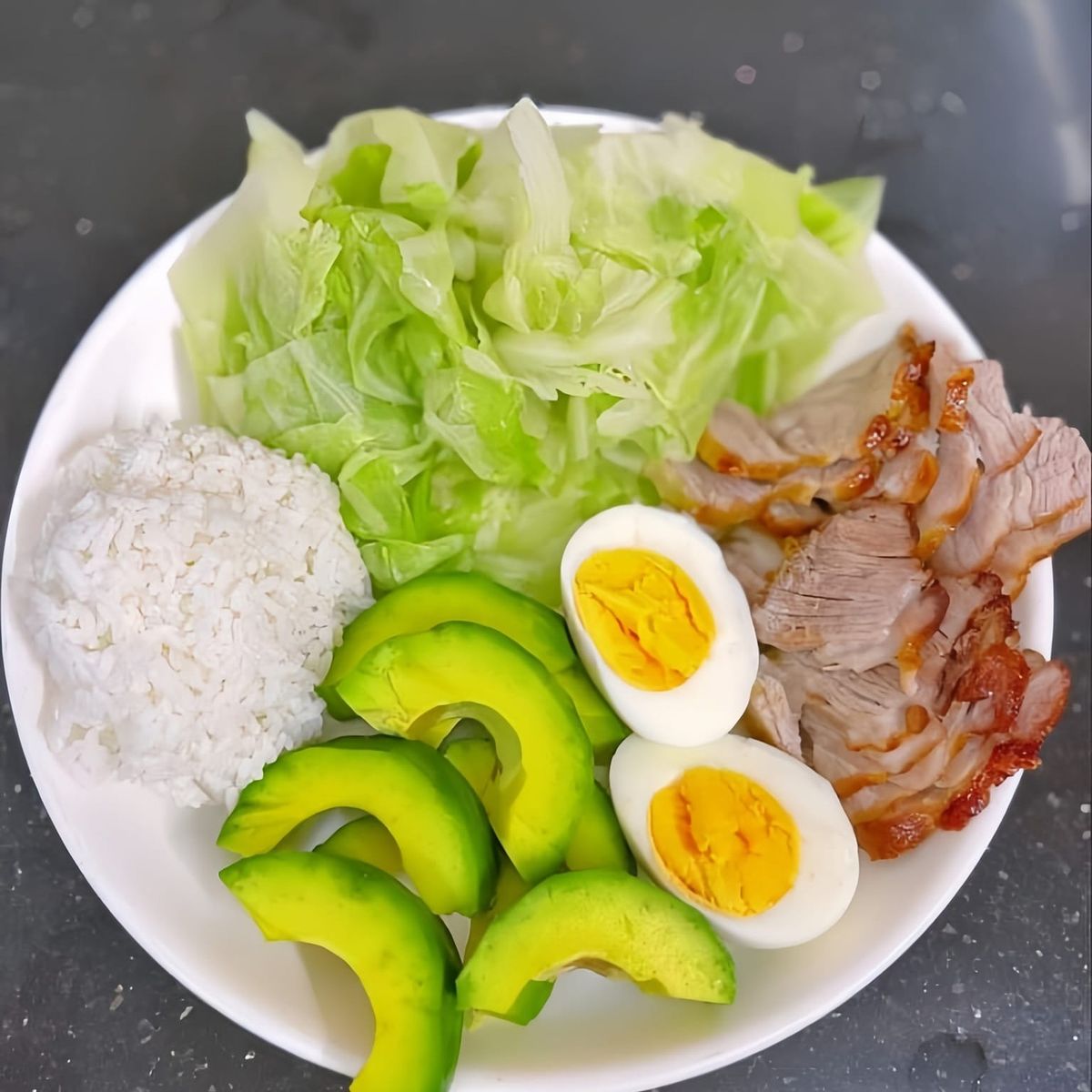 Chế độ ăn cân bằng giúp hỗ trợ kiểm soát mụn và duy trì làn da khỏe mạnh