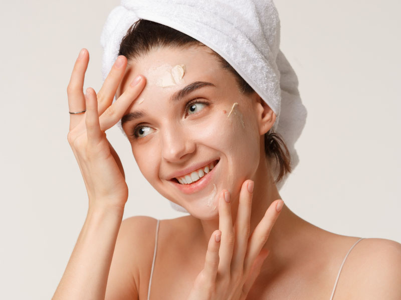 Sử dụng hoạt chất trị mụn với tần suất phù hợp giúp hạn chế kích ứng quanh mũi và miệng