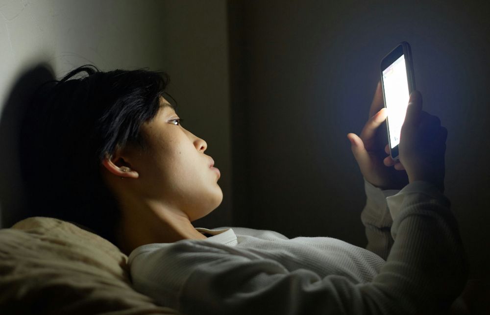 Xem điện thoại nhiều trước khi đi ngủ, gây hại da