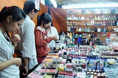 Các bộ sản phẩm trị mụn được gắn mác thảo dược Đông Y gia truyền được bày bán tràn lan