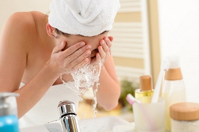Cách tốt nhất vẫn là sử dụng các loại sữa rửa mặt trị mụn làm sạch da