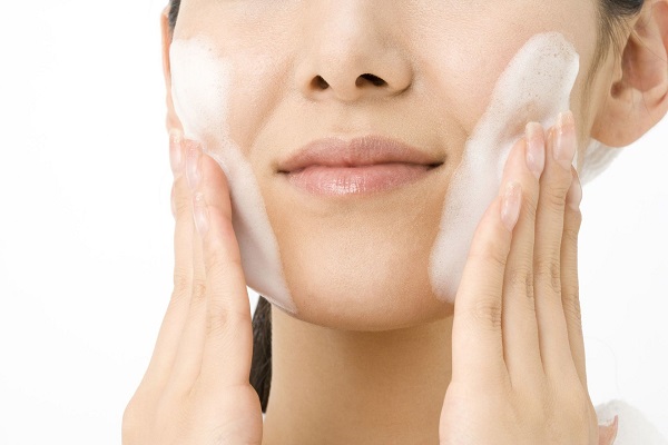 Làm sạch da hằng ngày bằng sữa rửa mặt trị mụn là một nguyên tắc rất quan trọng dành cho các bạn bị mụn do dị ứng mỹ phẩm