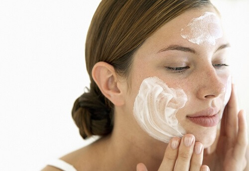 Làm sạch da mụn bằng sữa rửa mặt mỗi ngày