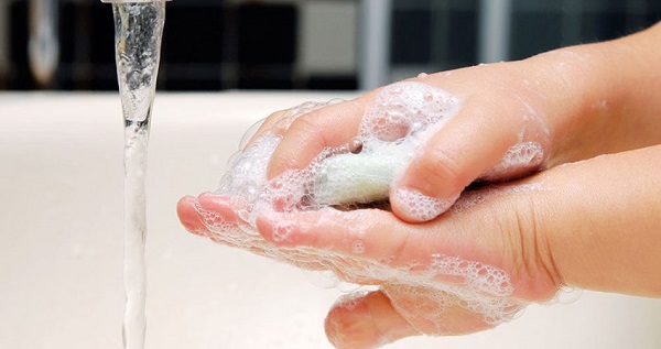 Nên rửa tay trước khi sử dụng sữa rửa mặt trị mụn