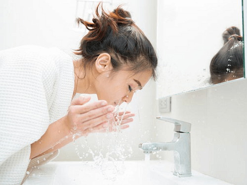 Rửa mặt mỗi ngày để ngăn ngừa mụn ẩn