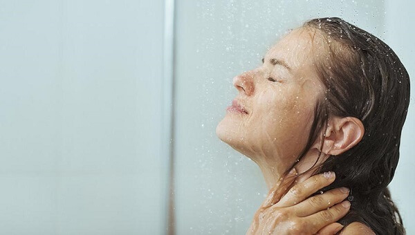 Tắm nước nóng hay nước lạnh tốt cho da?