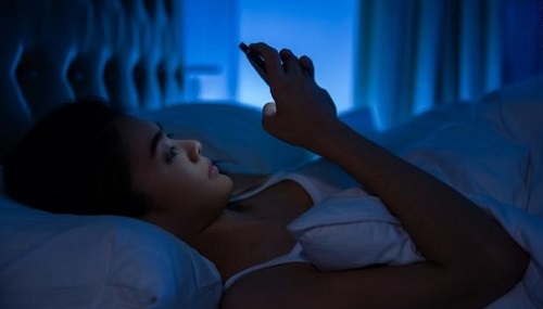 Thức khuya là một trong những nguyên nhân gây mụn