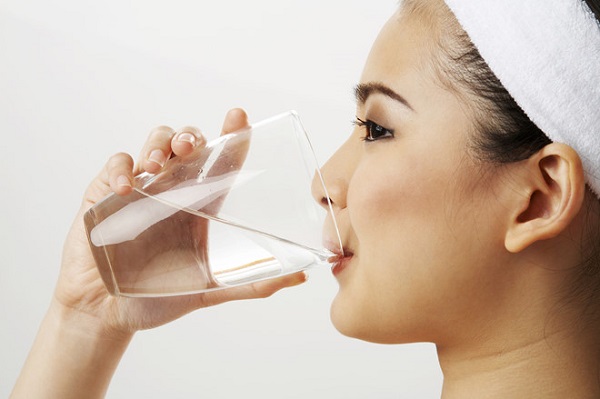 Uống nhiều nước giúp làn da luôn căng mịn, tràn đầy sức sống
